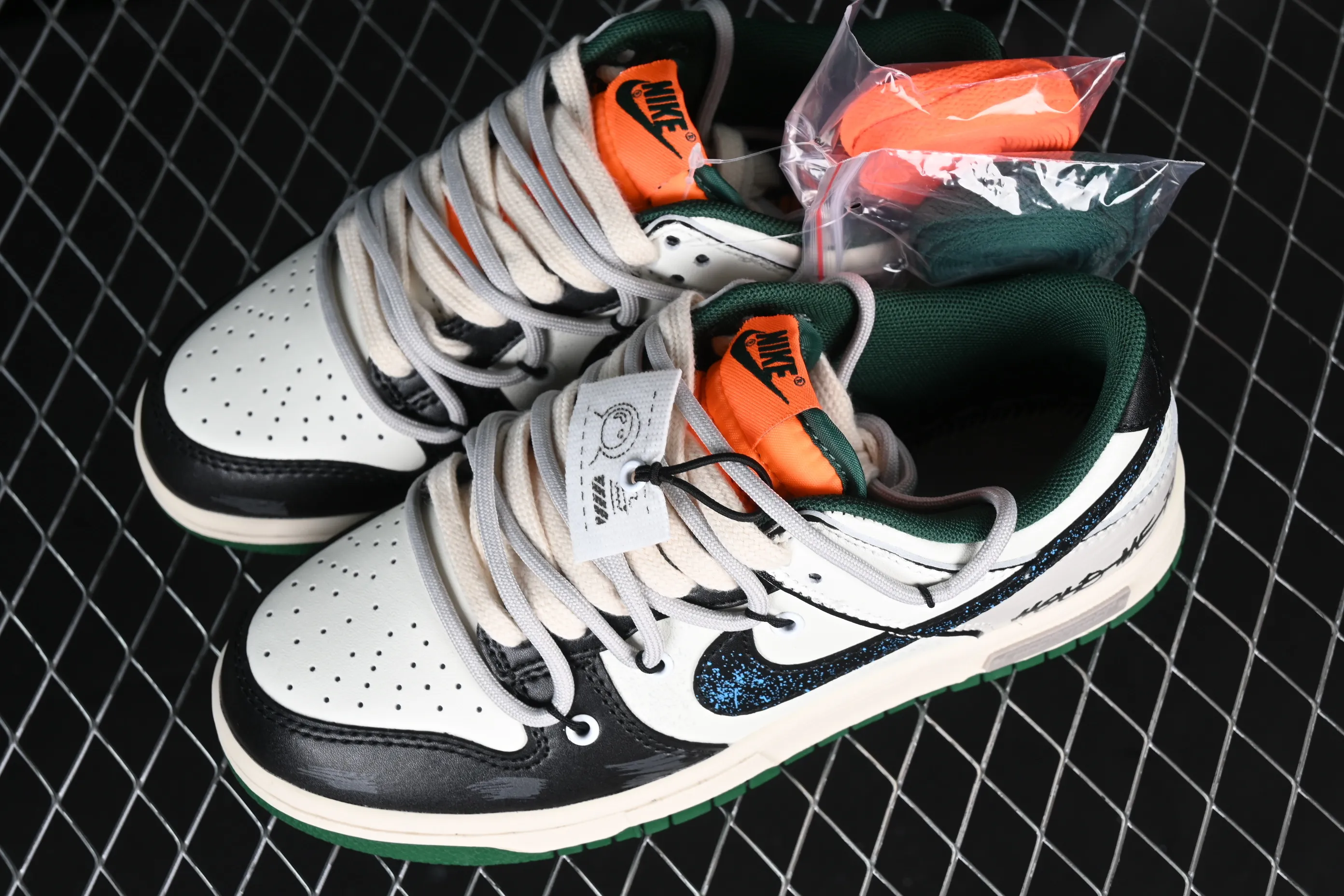All Categories Nk SB Dunk Series Nk SB Dunk Low Low-top sneakers Nk Dunk Low "Miami Hurricanes" Space Exploration Star Trek Customized version of deconstructed straps retro distressed low-top sneakers DD1391-300